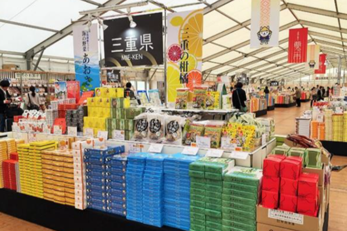 全国の菓子が集まる物販コーナー（写真は「お伊勢さん菓子博2017」の様子）