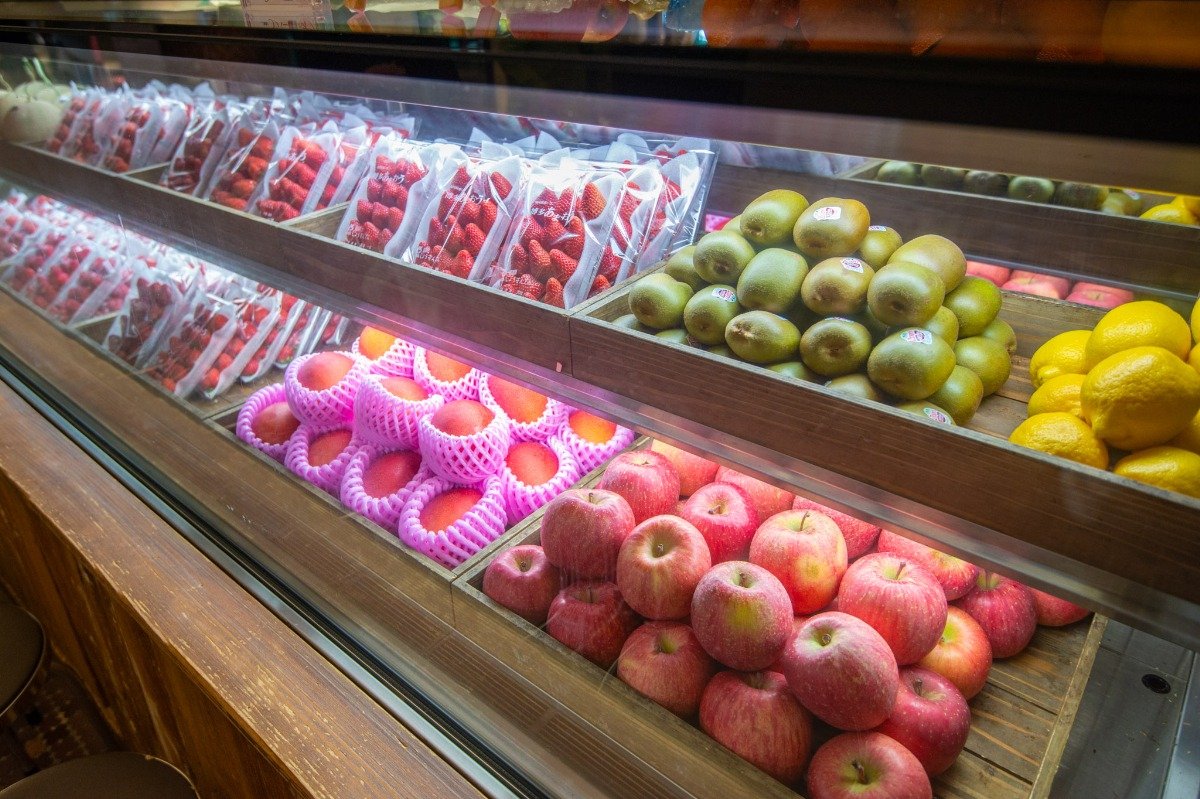 店頭のショーケースにはパフェなどに使われるフルーツがずらり
