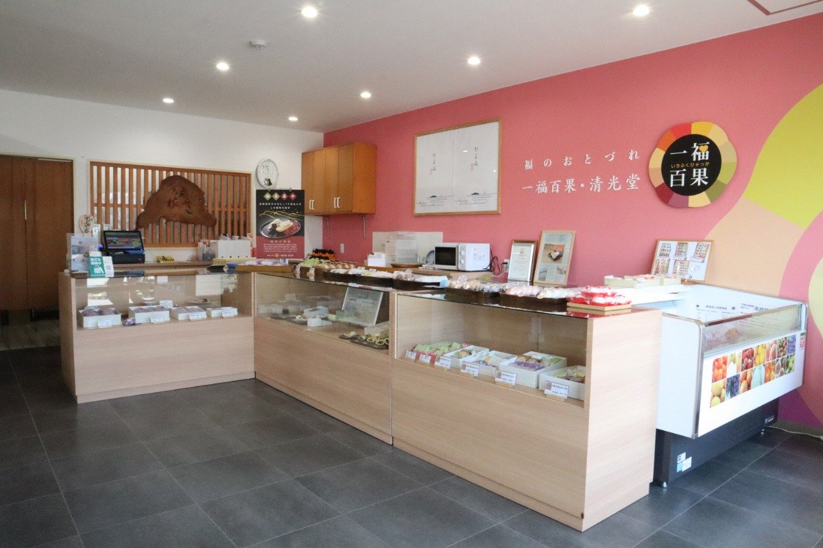 フルーツ大福以外にも季節の和菓子が並ぶ店内