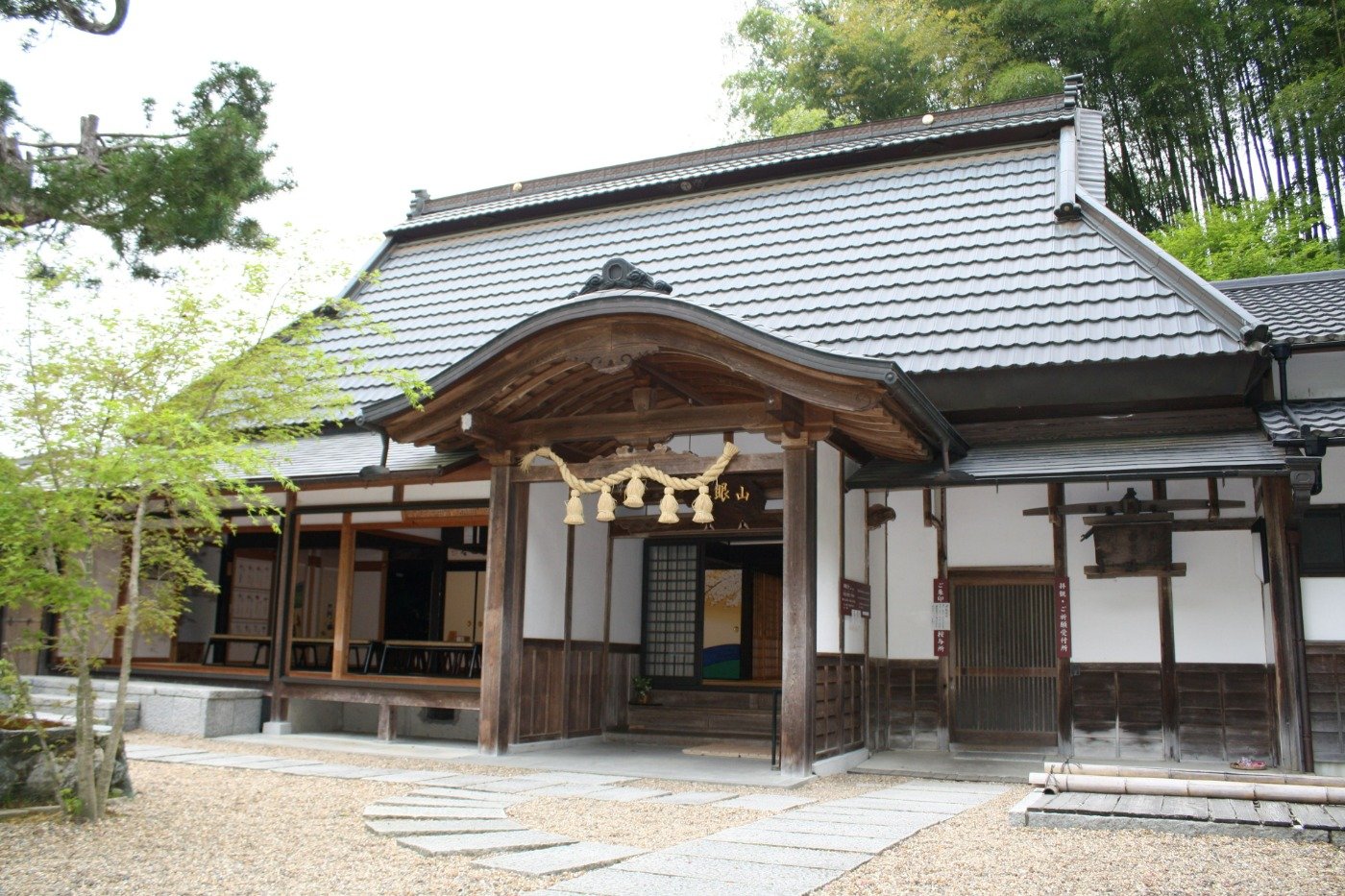 秘仏の御本尊が開扉されている本堂