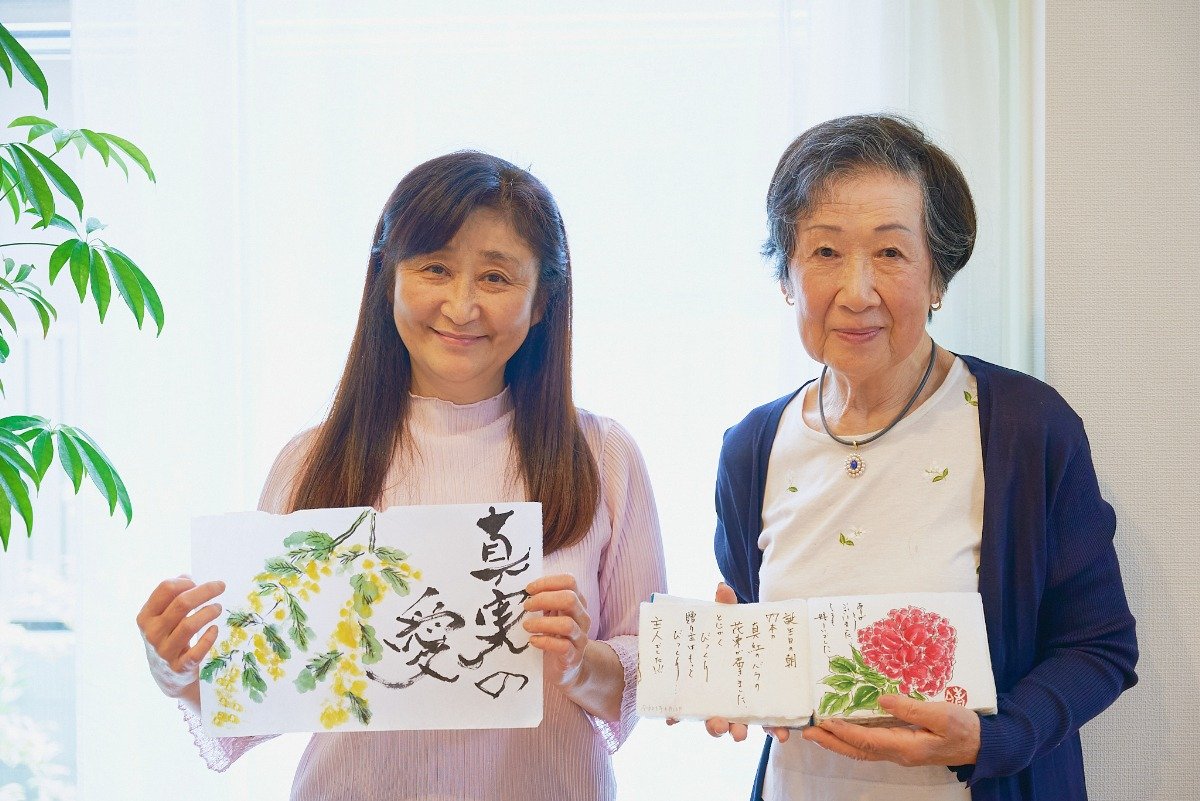 話を聞かせてくれたトモミさん（左）と藤岡さん
