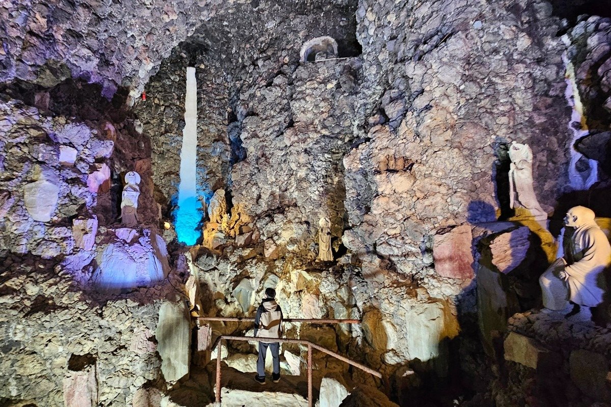 手彫りで滝などを表現した洞窟内に仏像がたたずみ、神秘的で厳か