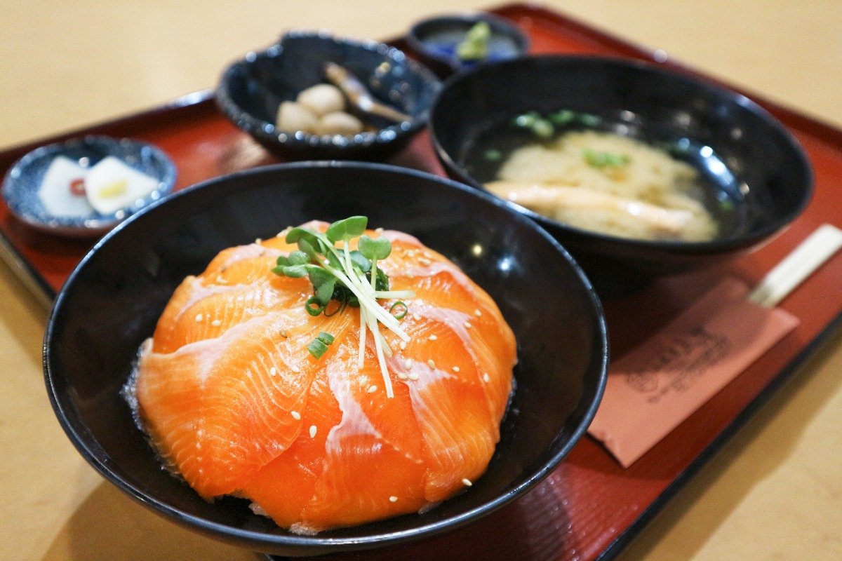 「琵琶鱒丼セット」2100円。あら汁、小鉢、漬物、ソフトドリンク付き