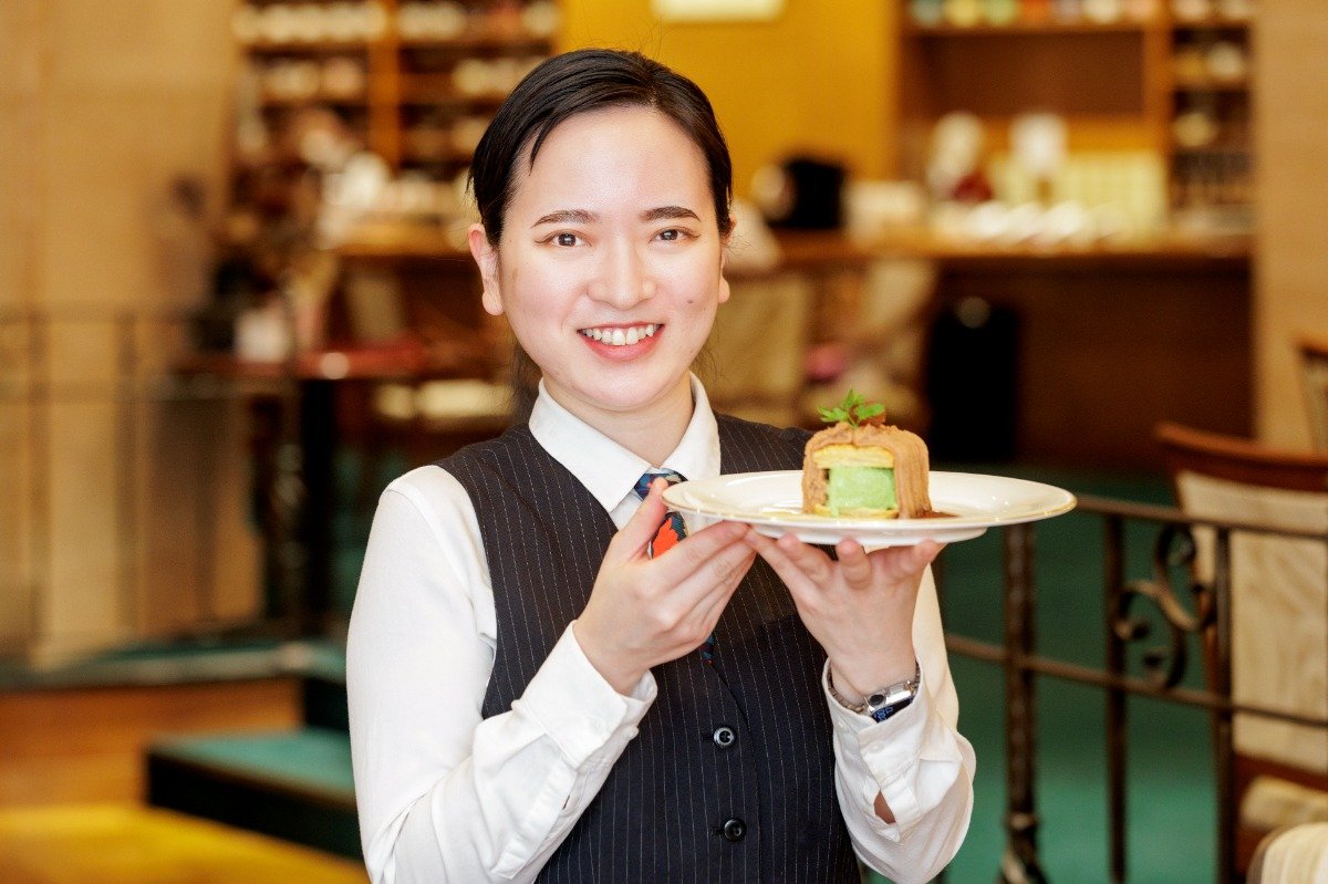 サービスの所作にも気品がある店長の落合容子さん