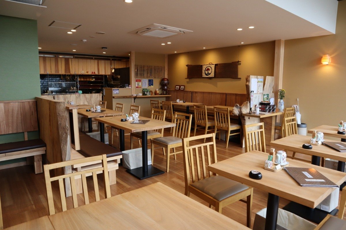 木を基調にした店内は、ひとりでも入りやすい雰囲気