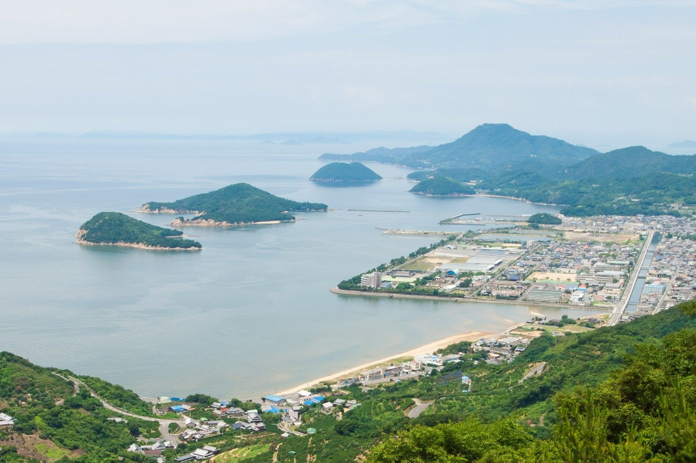 画像右上部の山並みが荘内半島