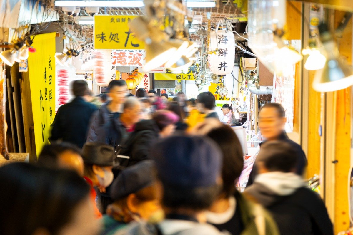 平日でもにぎわう市場内