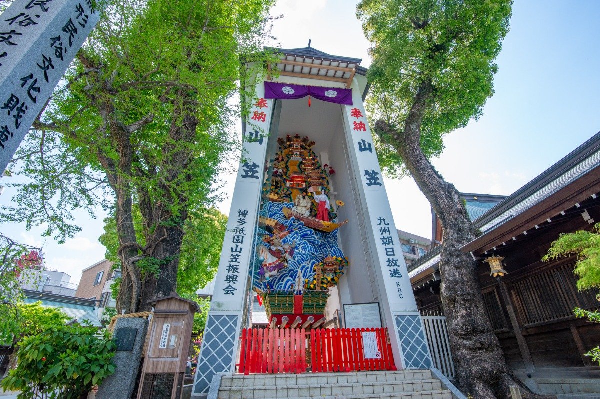 境内に展示されている絢爛豪華な飾り山笠