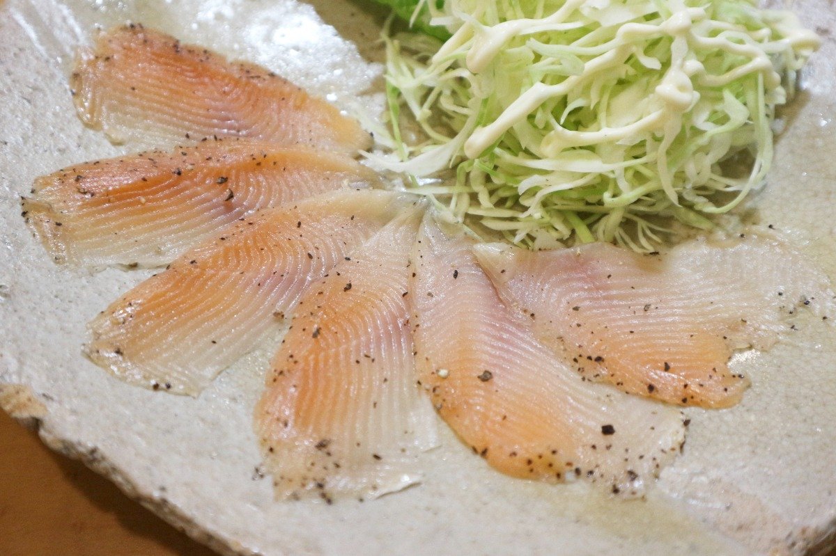 「琵琶鱒の生ハム」1200円はワインに合う珍味！