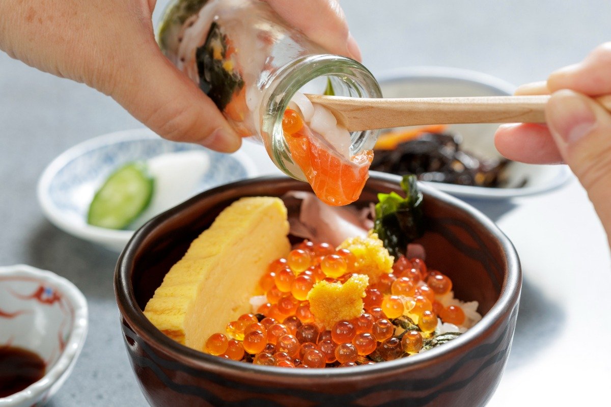 「魚彩亭 すみよし」の「瓶ドン」。これでミニサイズとは！