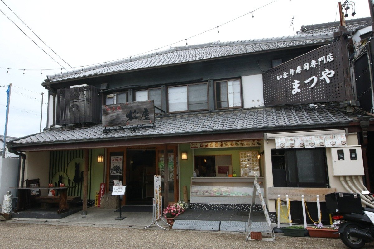 店先には長椅子とテーブルを設置