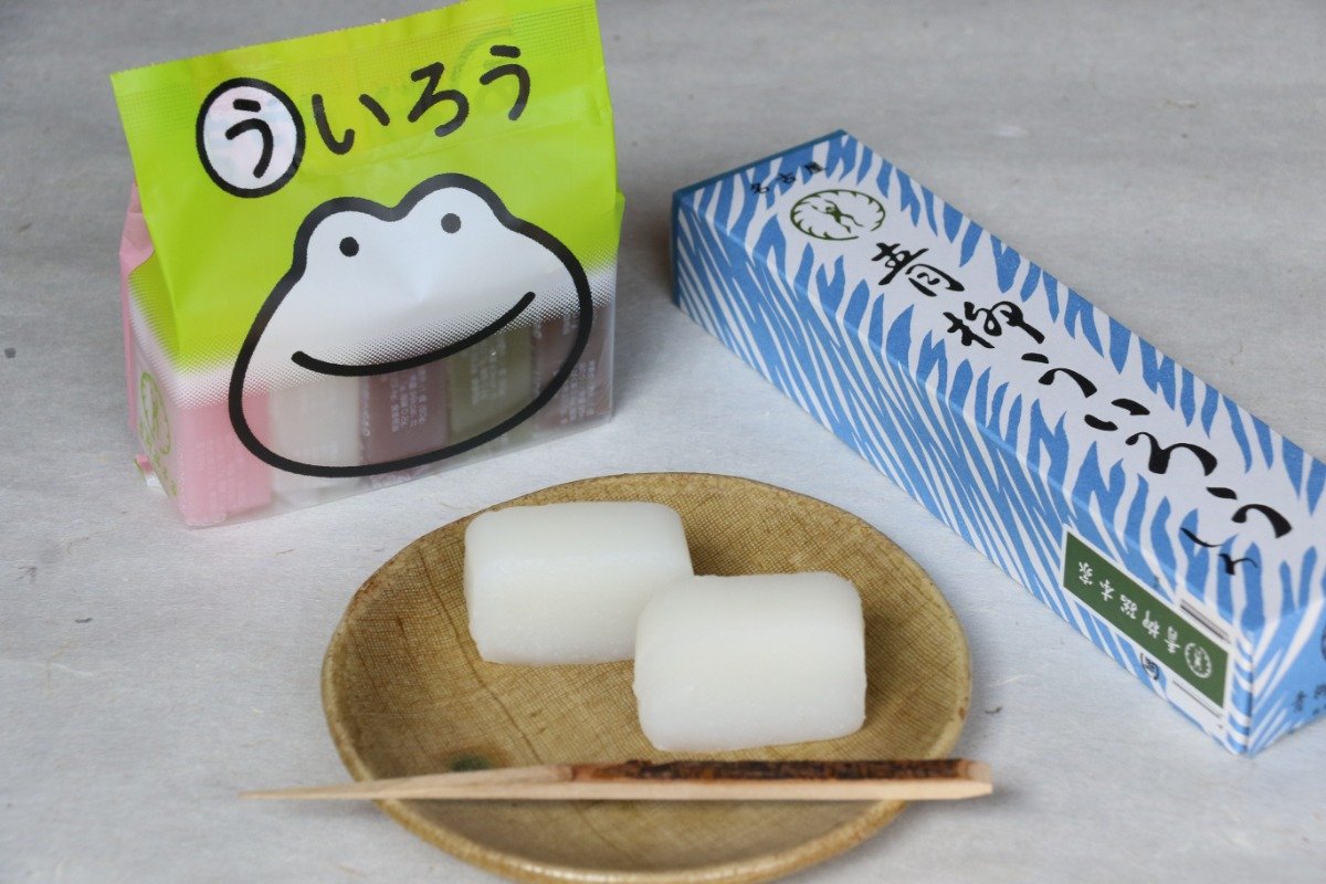 「青柳ういろう」しろ1箱432円と、「青柳ういろう　ひとくち5個入カエルver」497円