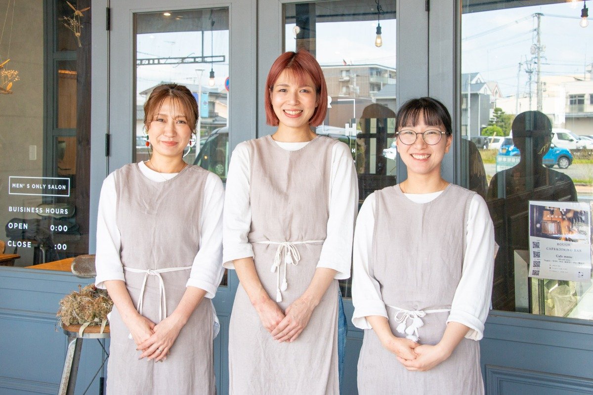 店長の水町さん（中央）とスタッフの皆さん