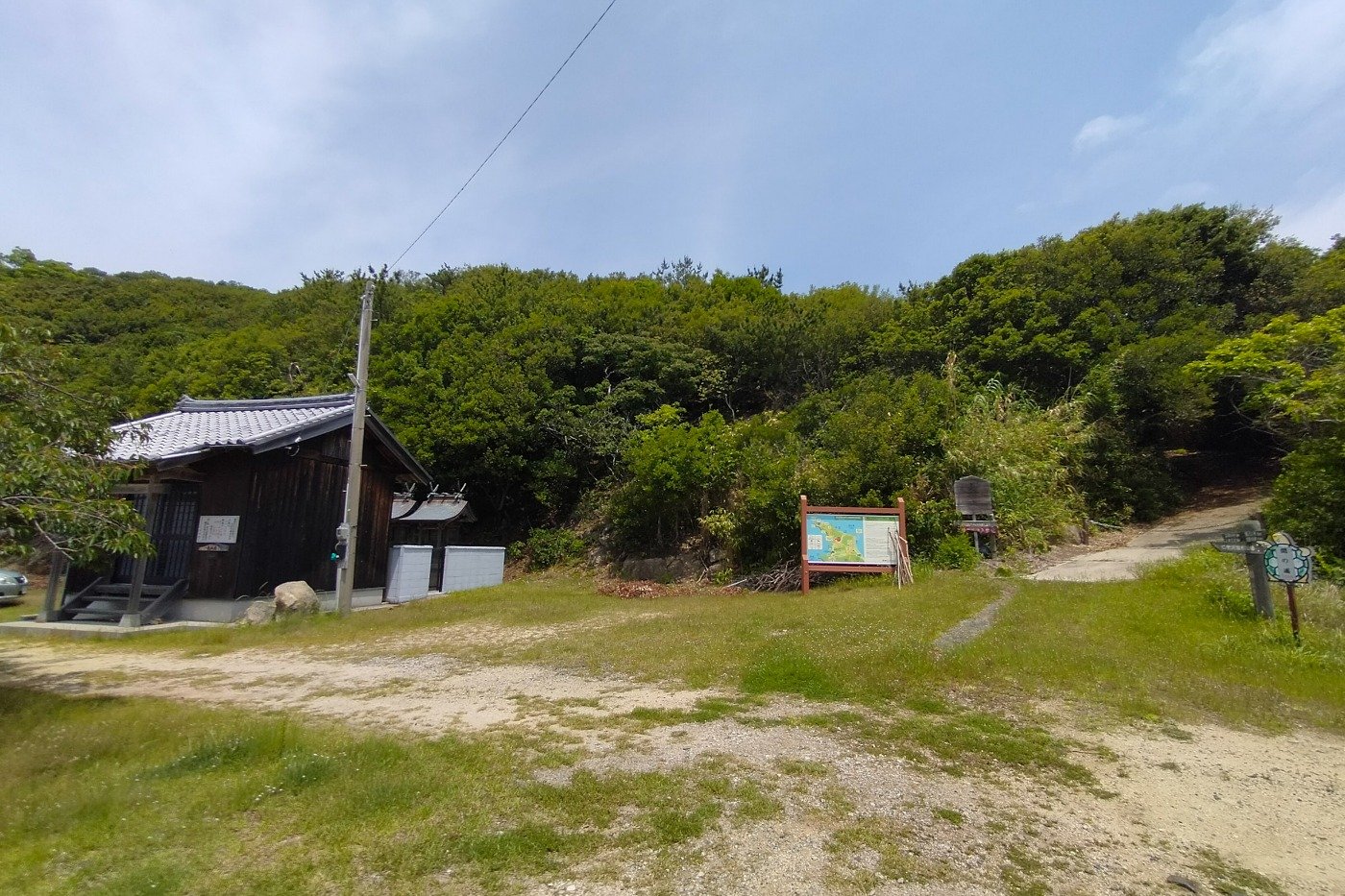 讃岐三埼灯台への登山口がある仁老浜海水浴場キャンプ場