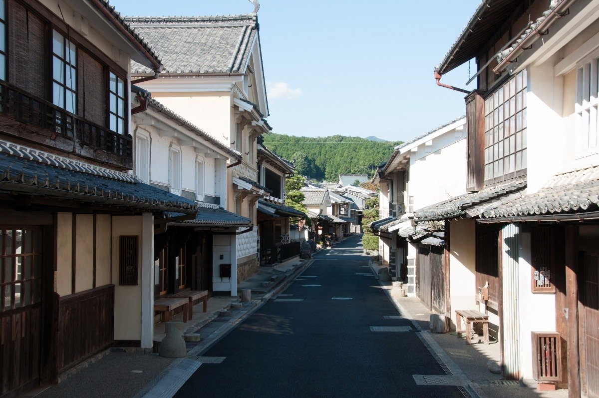 淡黄色の漆喰（しっくい）壁、虫籠（むしこ）窓など建物の見どころも解説してくれます