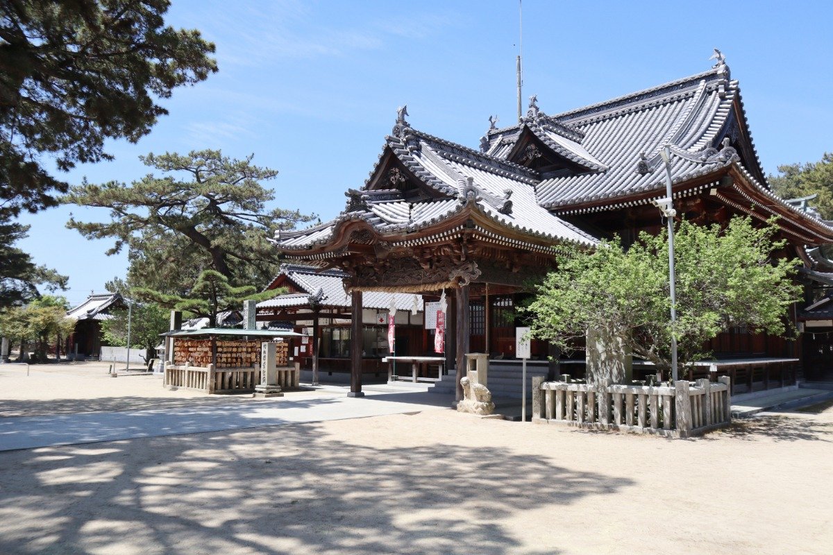 まずは本殿に。そのほかにも4つのお社があります