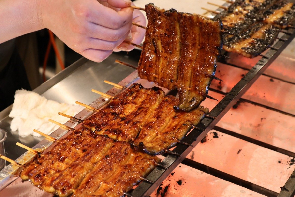 タレを3度づけしながら両面を焼き上げます