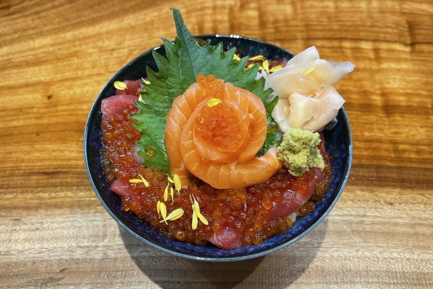 鮮度のよさを実感できる「海鮮丼」2500円。見た目も華やかです