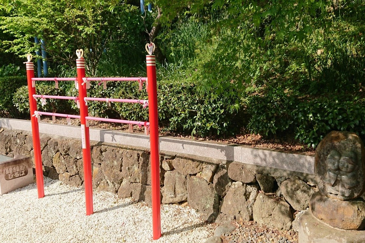 参道途中に設けられている「縁むすび広場」