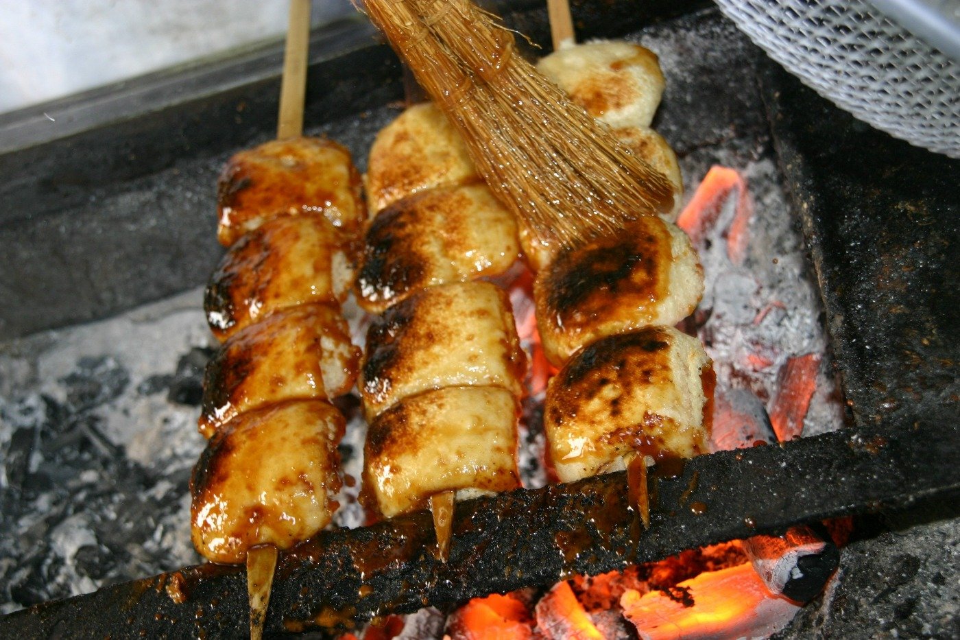 店舗や祭事の際の屋台などで県民によく食べられています