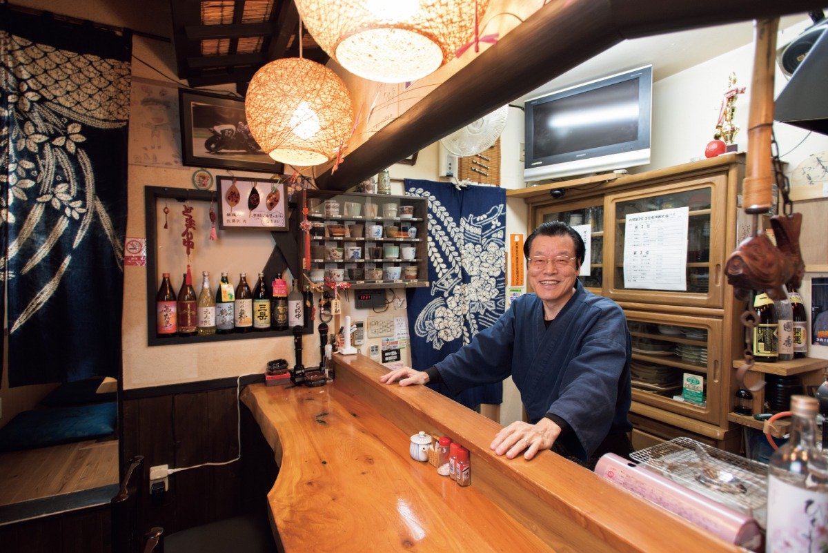 店主の髙橋さんが笑顔で歓迎。地元の人からも観光客からも愛される店