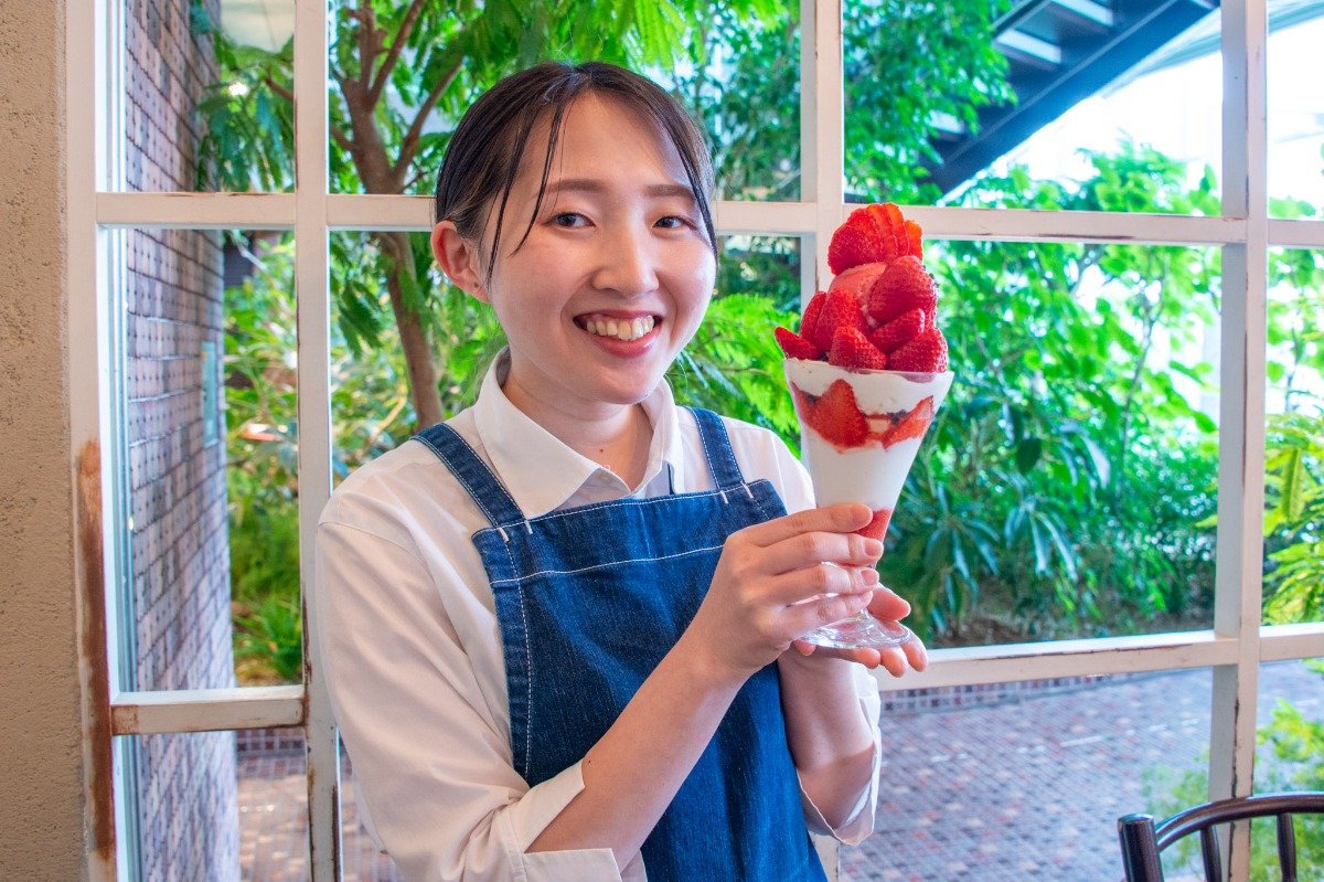 「あまおうパフェプリンセス」2420円と店長の伊藤杏奈さん