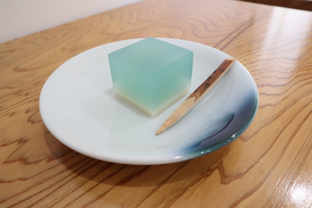 「透青」は瀬戸内の空と海、砂浜を表現した美しい水菓子