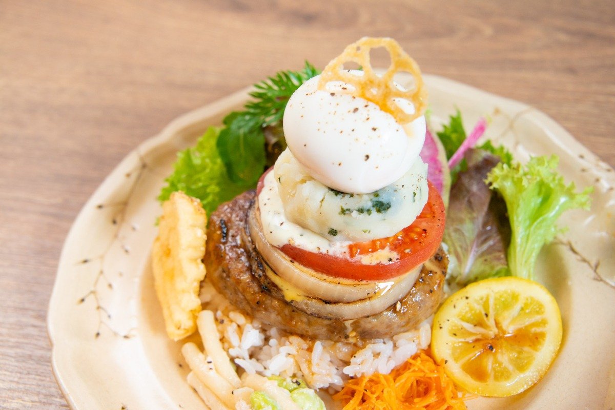 人気ナンバー1の「季節のロコモコ」1600円（スープ付き）