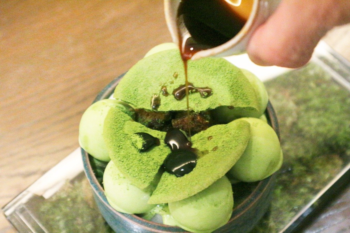 くずしたチュイルに黒蜜をとろ～り