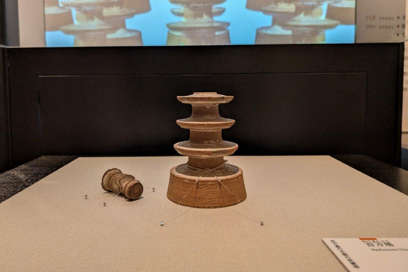 孝謙天皇の命により、100万枚印刷した経文を100万基の三重小塔に納めた「百万塔陀羅尼」