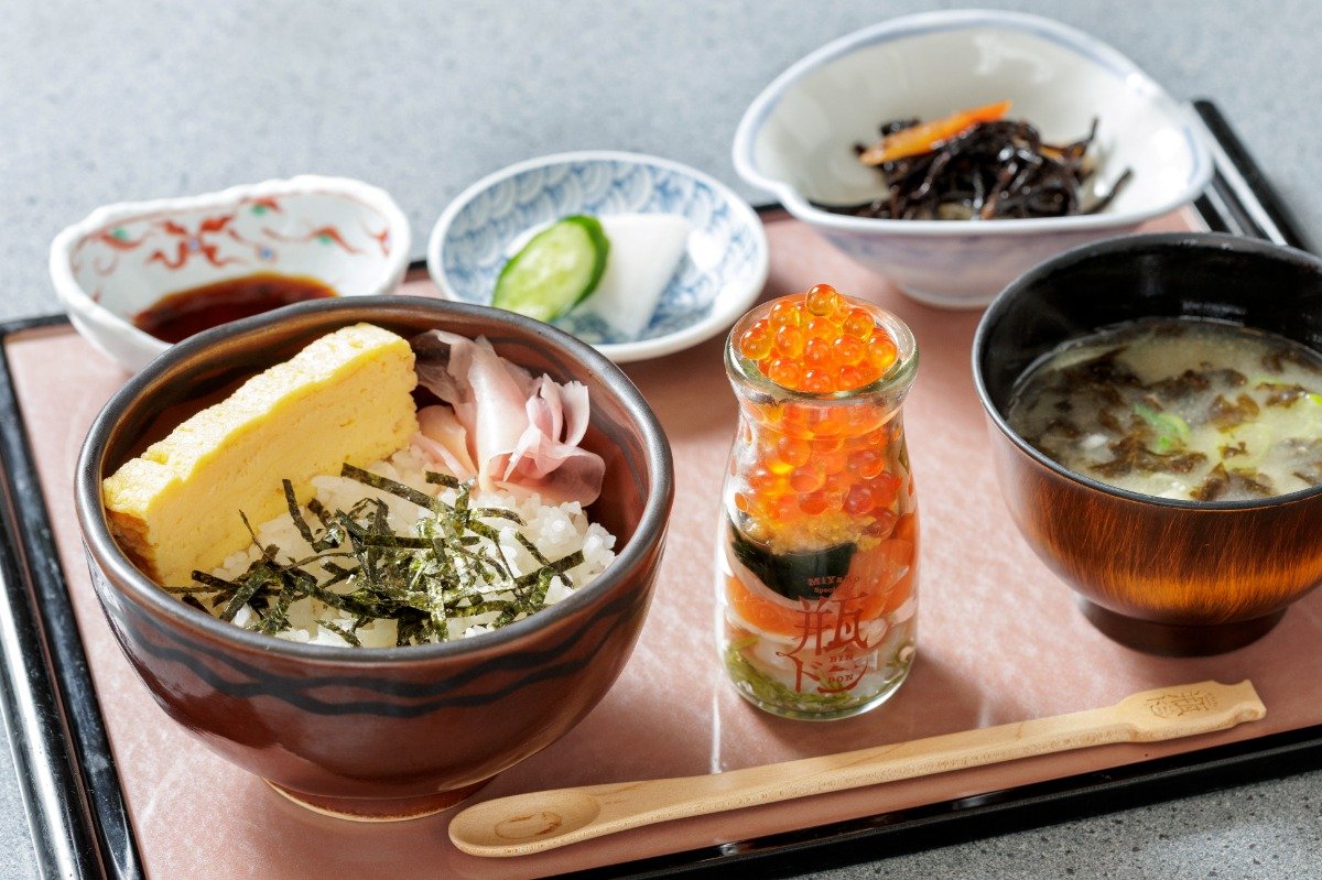 「瓶ドン（ミニ）」ごはん、味噌汁、小鉢、お新香つきで1650円