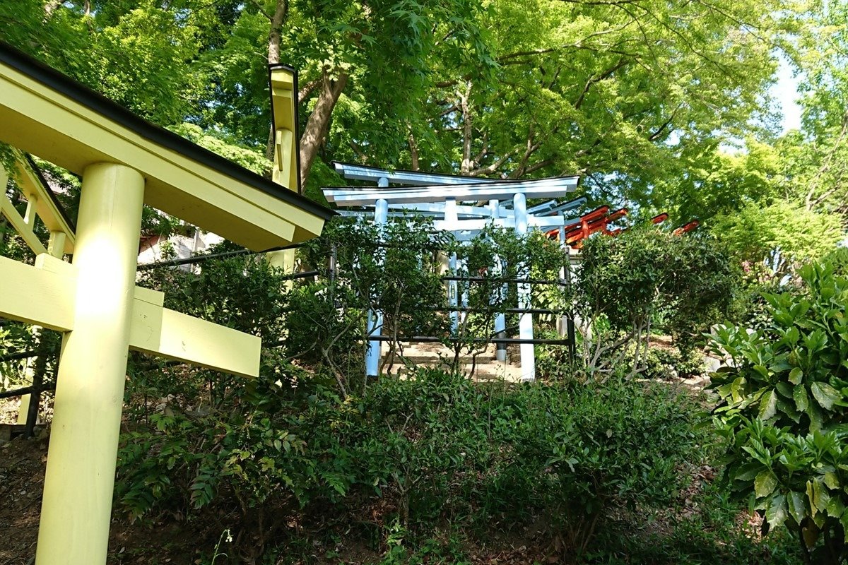 本坂よりも緩やかな山道の「縁結び坂」