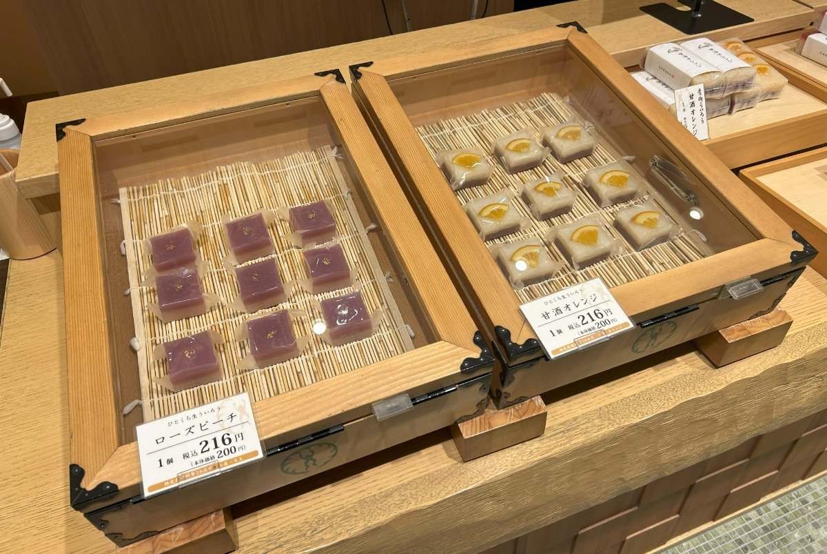 専用ケースに並ぶ「青柳ういろう　ひとくち」216円～