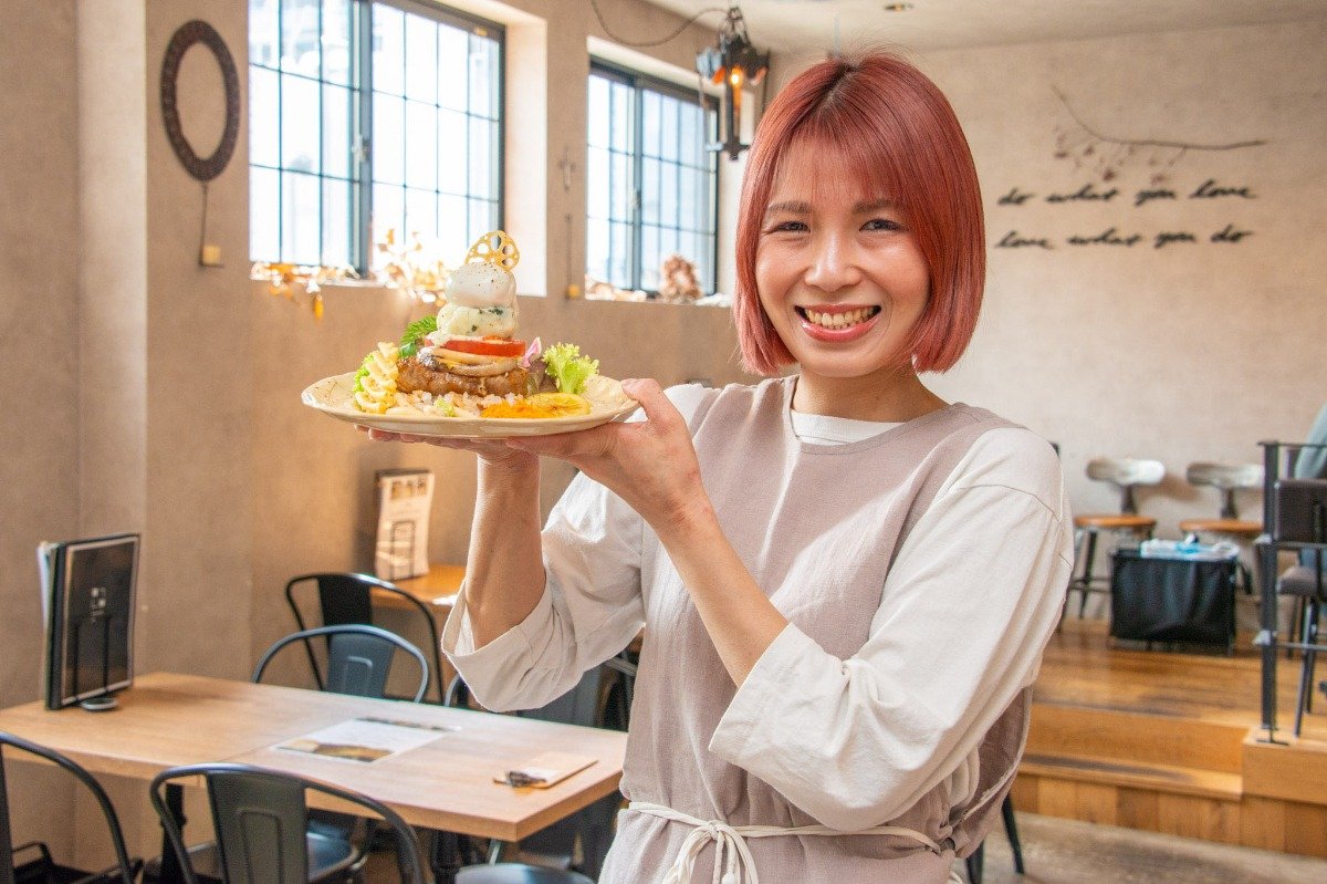 店長の水町奈央美さんと「季節のロコモコ」