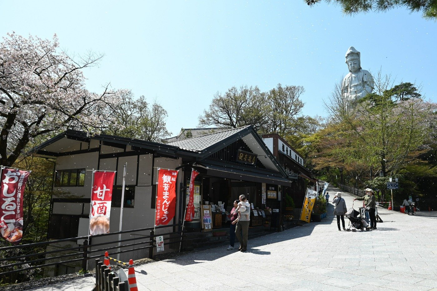 観音山頂バス停から約500メートル続く商店街。終盤は白衣大観音を望めます