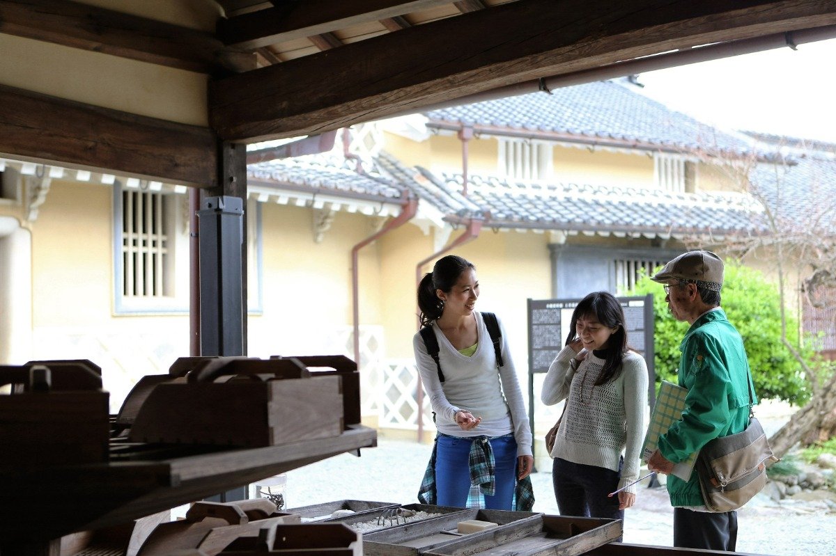 地元ガイドから町の歴史的な背景を聞くことで興味が増します
