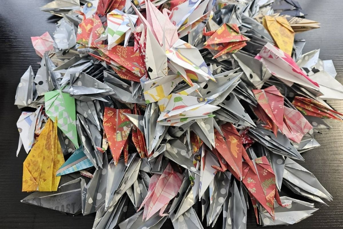 全国のお菓子の包装紙で作られた折り鶴