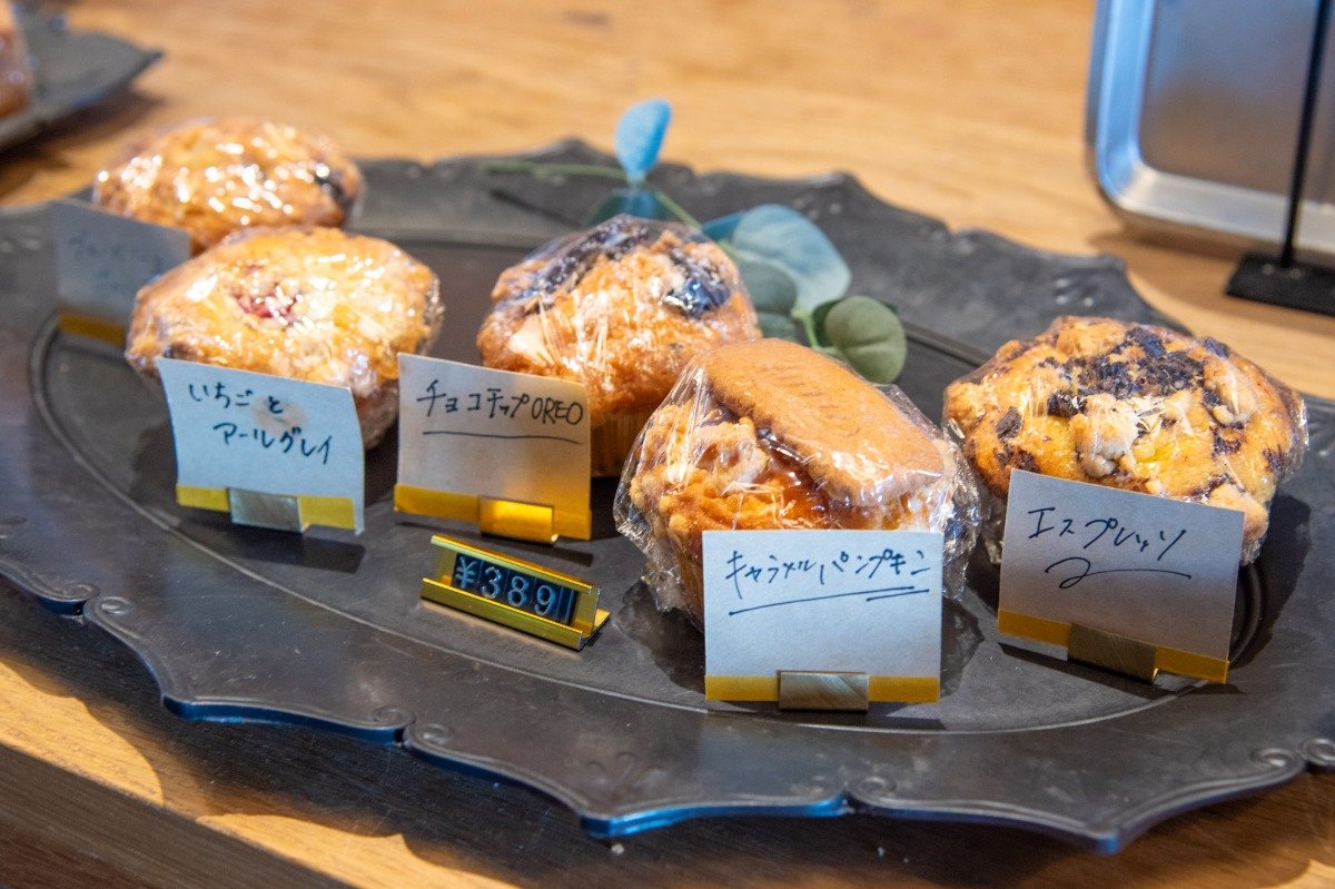 カウンターには自家製マフィンなどの焼き菓子も