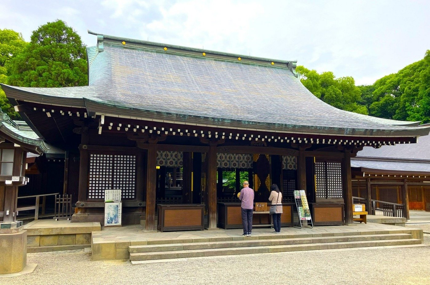 拝殿。奥に本殿があり、スサノオノミコト、イナダヒメノミコト、オオナムチノミコトが祀（まつ）られています