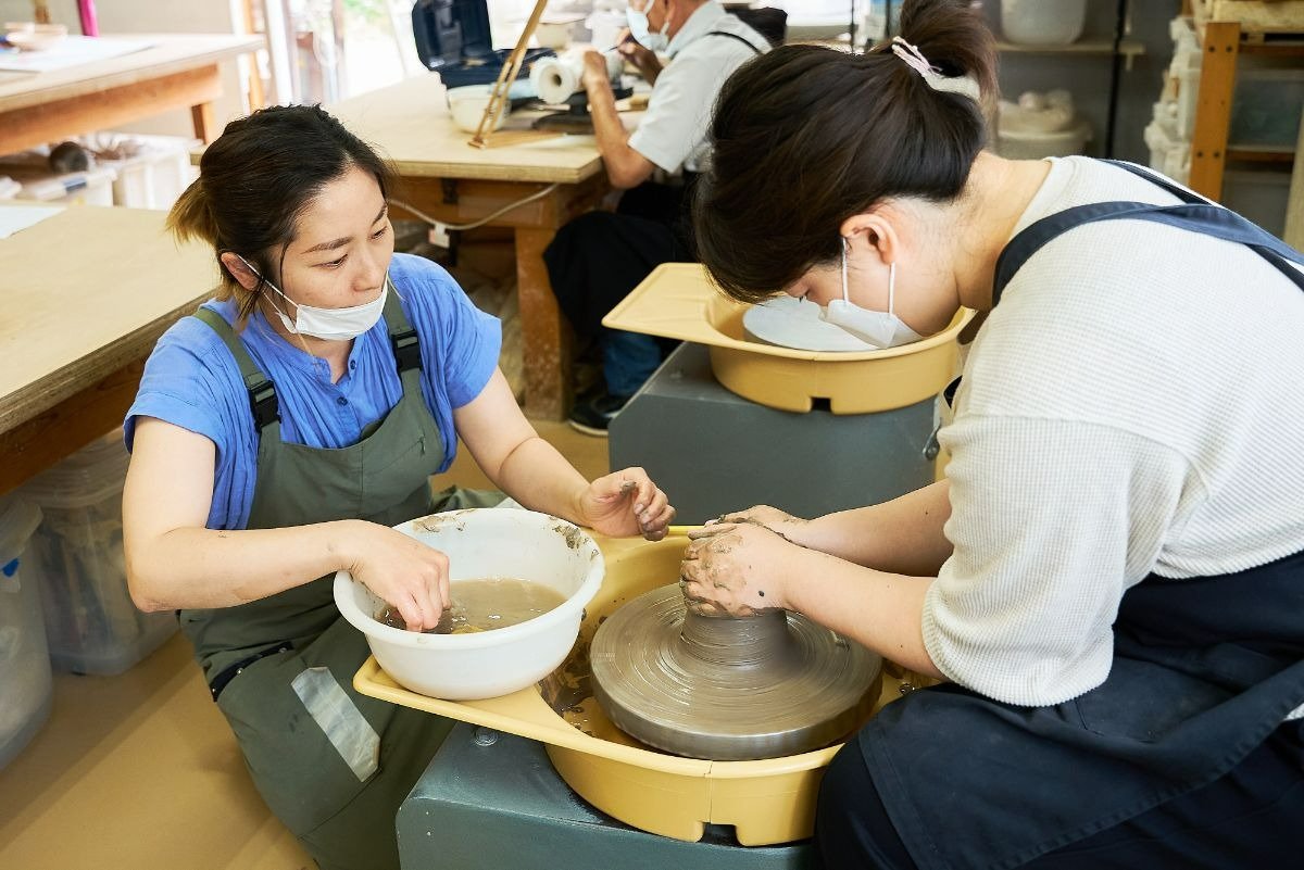 電動ロクロの指導をする藤本さん
