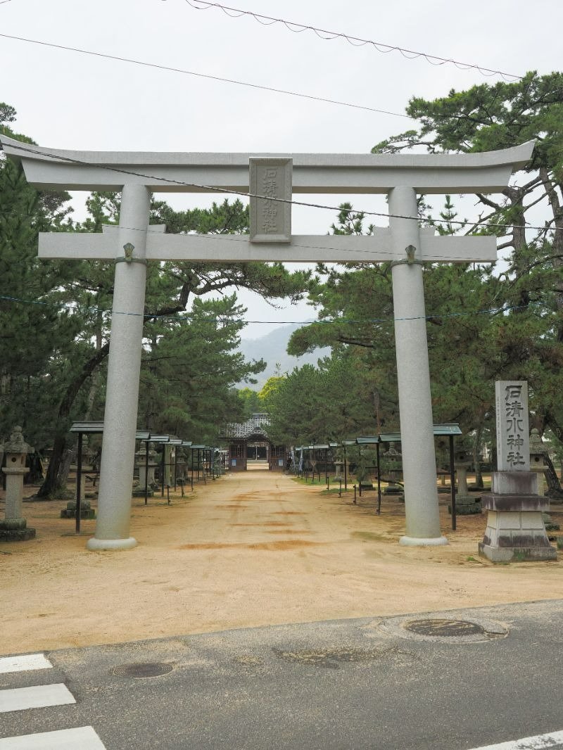 鳥居は夏至の日の出が真正面になるように配置されています