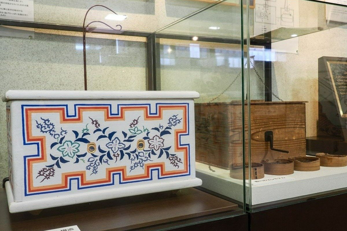 日本で最初に作られたエレキテル複製（左）と江戸時代中期のエレキテル