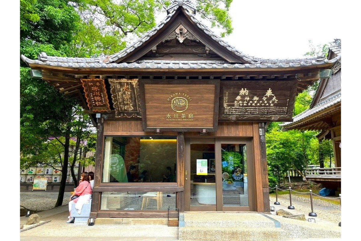 境内にあった額殿（がくでん）を改装してオープンした「氷川茶庭」。抹茶やカフェラテ、和菓子などがいただけます