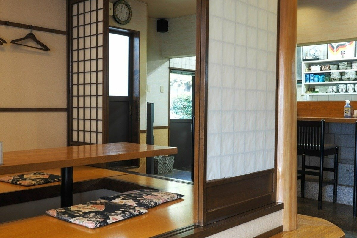 掘りごたつ席とカウンター席の落ち着いた店内