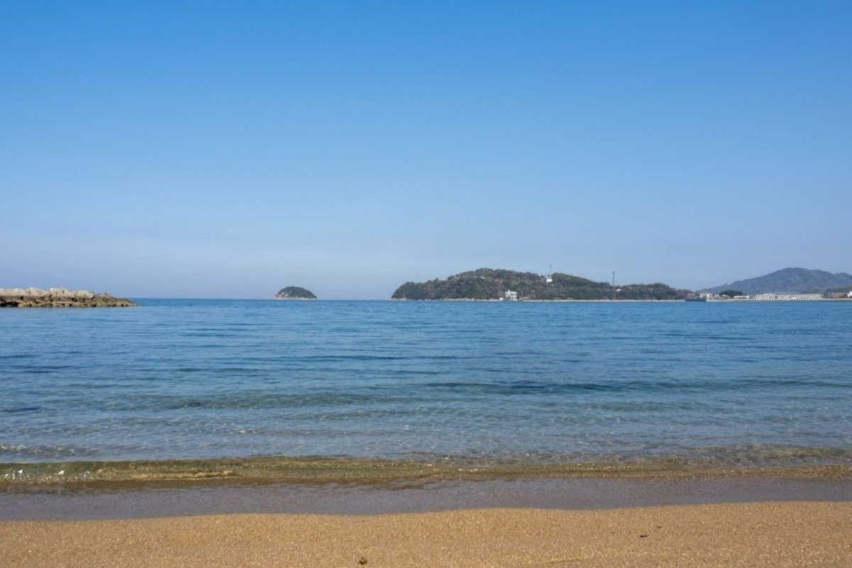 緩やかな弧を描きながら延びる砂浜