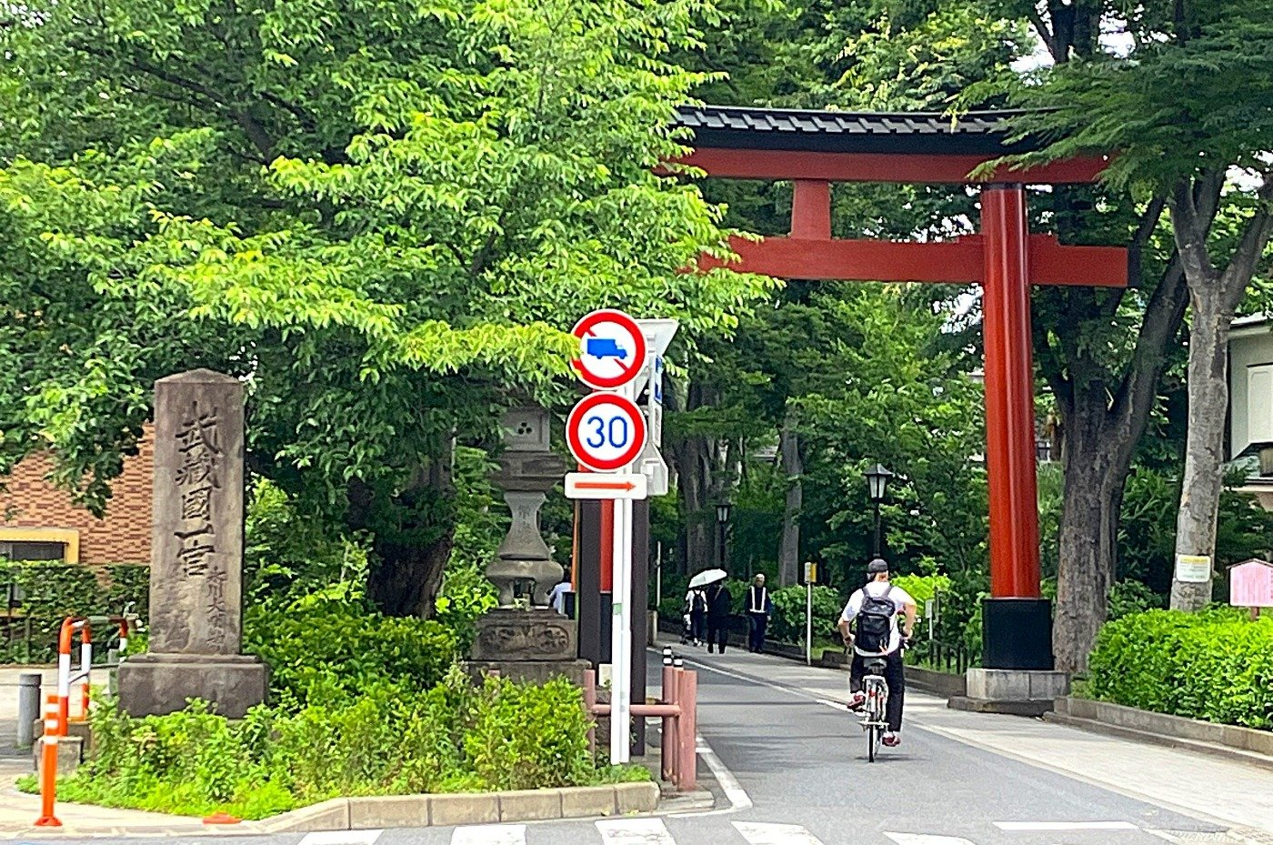 氷川参道の入口に立つ一の鳥居。左隣の標石は1722（享保7）年に奉納されたもの