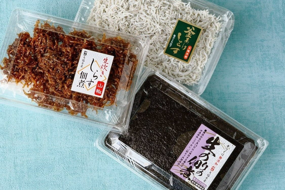 「しらす佃煮」150グラム600円（左）、「釜あげしらす」200グラム540円（上中）、「生のりの佃煮」150グラム560円（右）