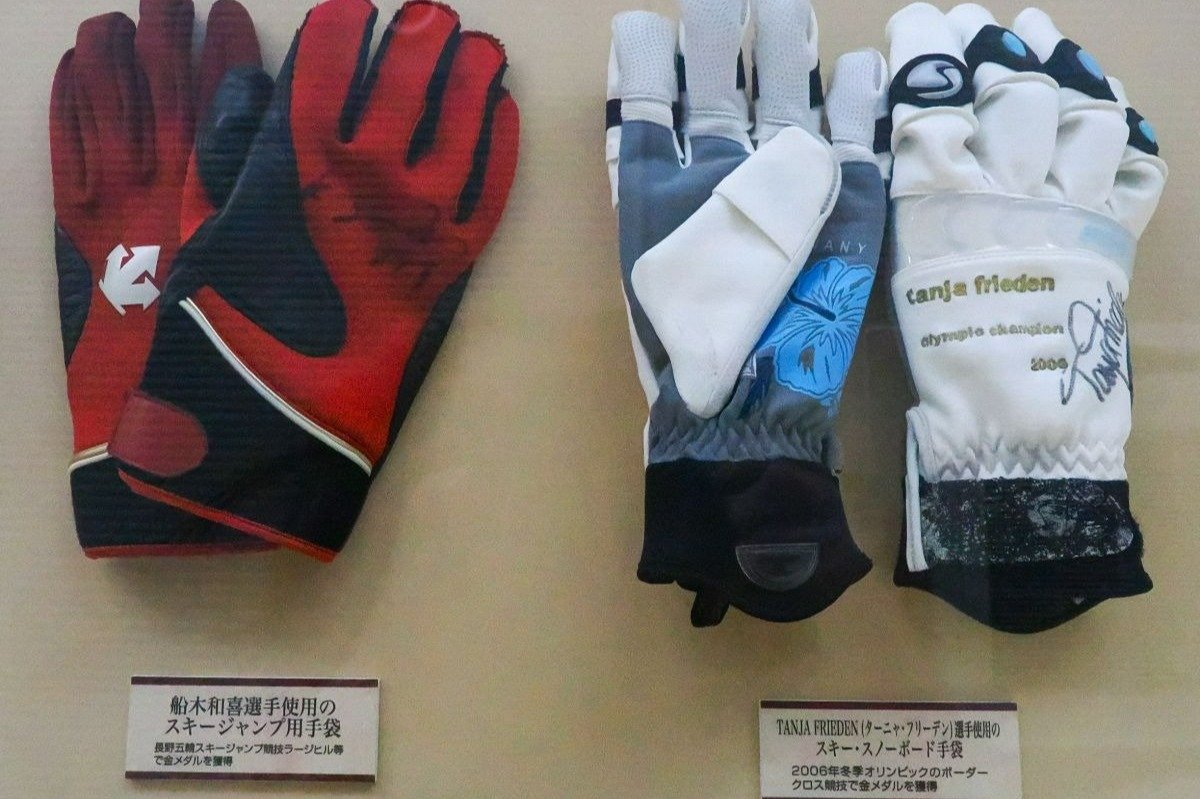 船木和喜選手使用のスキージャンプ用手袋（左）