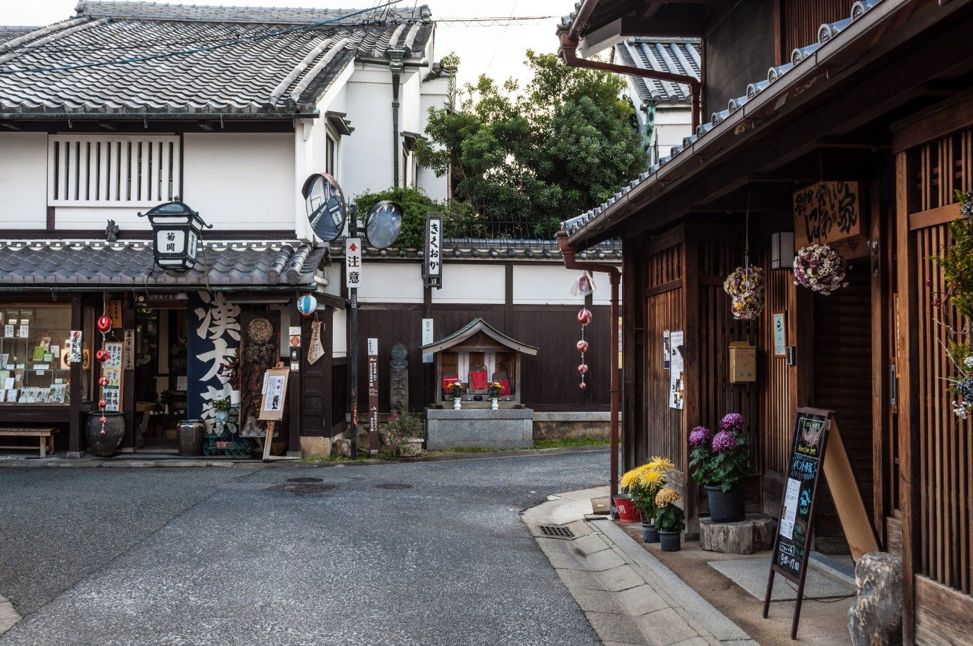 軒先に吊るされた身代わり申が愛らしい。背中に願い事を書くことも