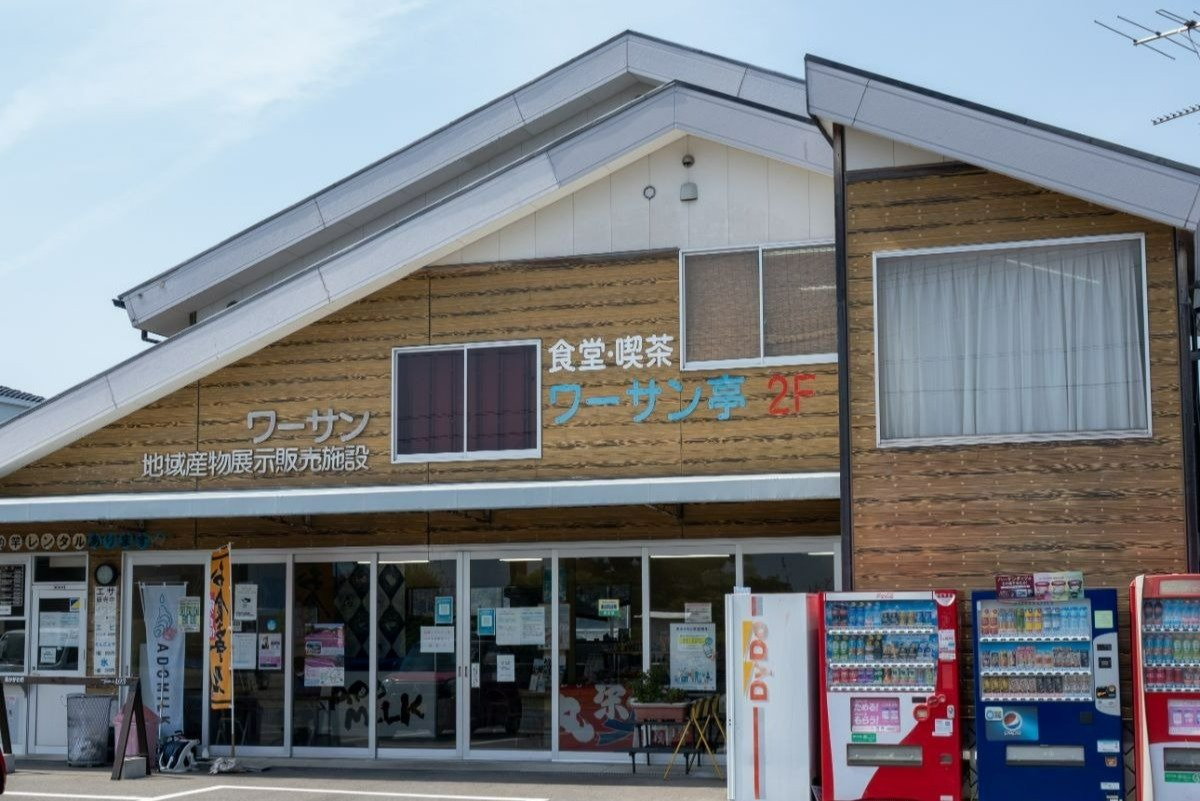 1階にはふるさと特産品コーナーも併設